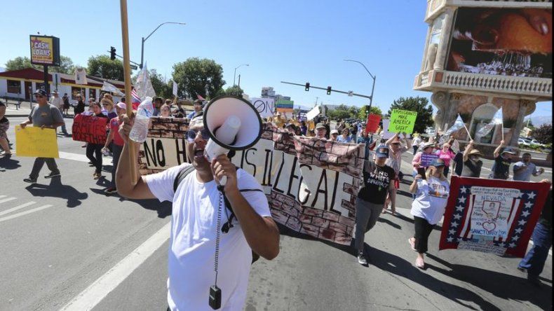 Sessions defiende políticas de inmigración entre protestas