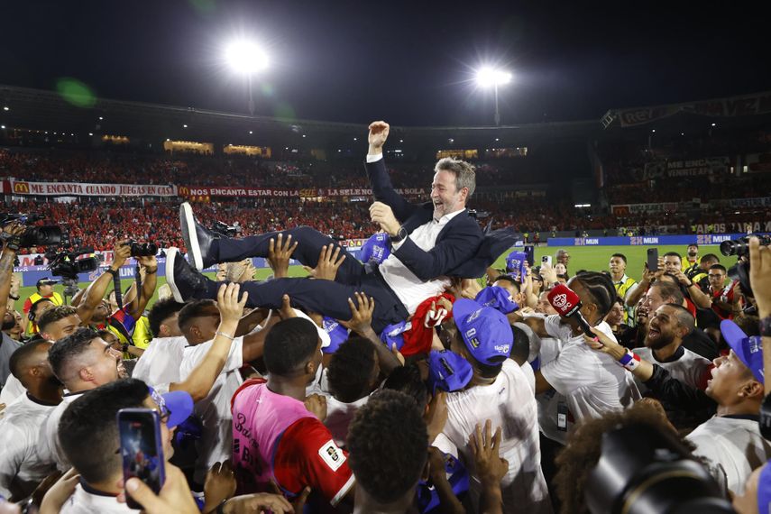 Equipo celebra junto a Thomas Christiansen. Equipo celebra junto a Thomas Christiansen.