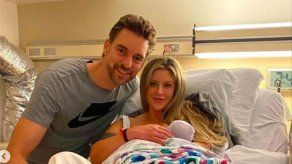 Cat McDonnell no se separa de su pequeña Elisabet Gianna ni para jugar al golf