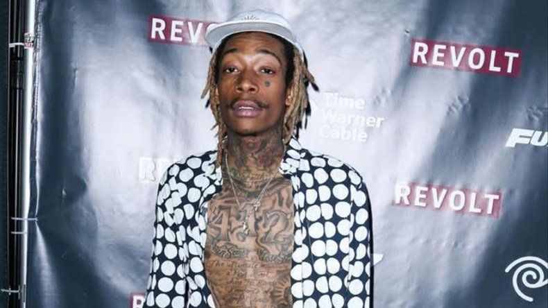 Wiz Khalifa enseña buenos modales a su hijo