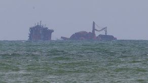 Buque mercante incendiado que transportaba productos químicos﻿.