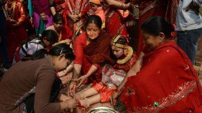 Niñas nepalíes se casan con dios hinduista para protegerse de la viudez