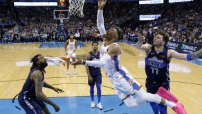 Westbrook logra triple-doble en triunfo sobre Mavericks