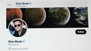 El viernes, Musk tuiteó que su plan de comprar Twitter estaba suspendido temporalmente mientras intentaba determinar el número de cuentas falsas en la red social.