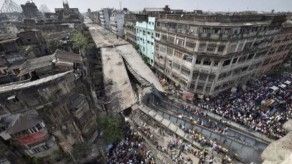 Cámara capta el momento en que se desploma un puente vehicular en India
