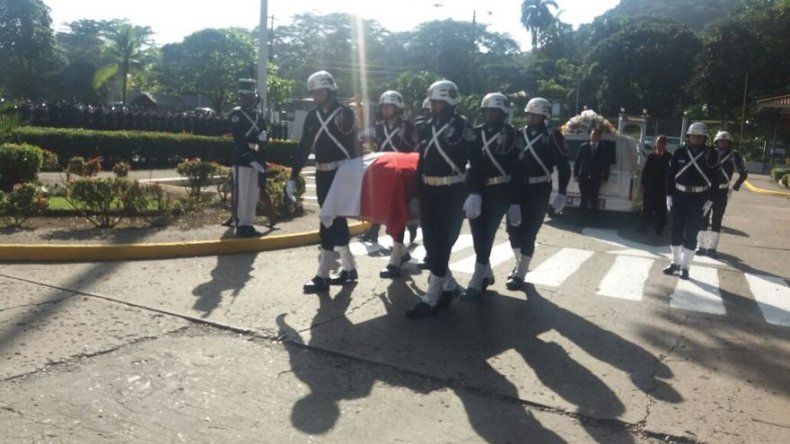 Rinden homenaje y dan último adiós a policía fallecido tras robo a la DGI