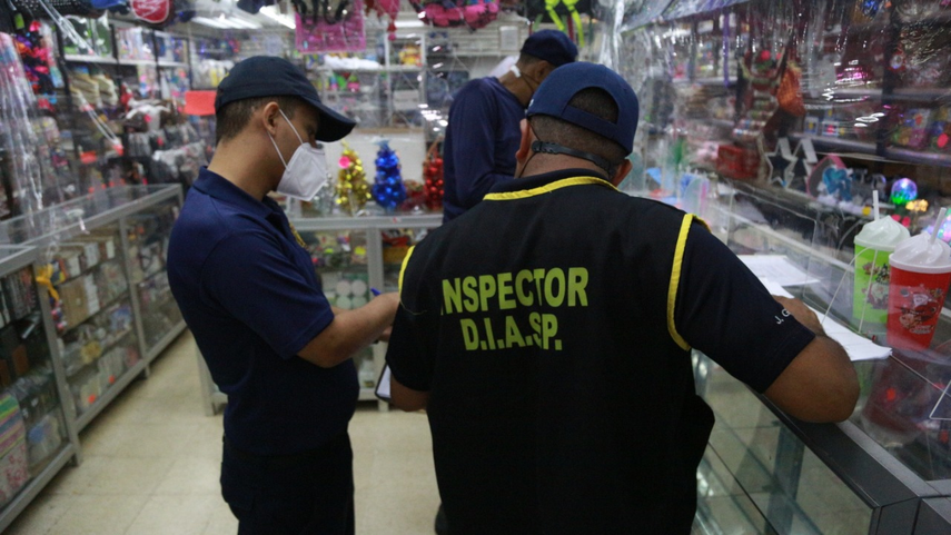 Inspectores de la DIASP en locales que vendes fuegos artificiales para esta época