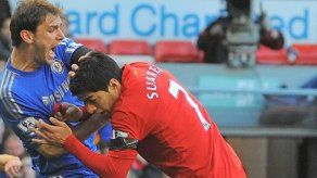 Liverpool multa a Luis Suárez por morder a rival