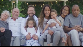 Noel Schajris protagoniza con su multicultural familia su último vídeoclip