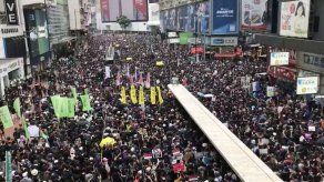 Una marcha masiva presiona al gobierno de Hong Kong