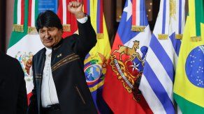 Las sospechas de fraude surgieron tras la interrupción de la transmisión de los resultados parciales. El expresidente de Bolivia, Evo Morales se proclamó ganador de las elecciones y evitó una segunda vuelta.