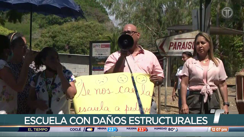 Docentes protestan en el corregimiento de Ancón por mal estado de escuela.