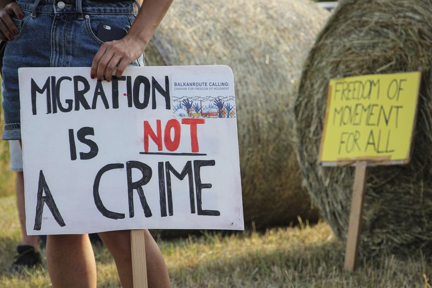 Algunos migrantes dijeron que fueron regresados en ropa interior o desnudos.