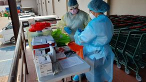 Equipo de salud aplica hisopados para detectar casos positivos de covid-19.
