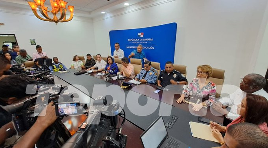 La Comisión Nacional de Desfiles Patrios se ha declarado en sesión permanente a partir de hoy La Comisión Nacional de Desfiles Patrios se ha declarado en sesión permanente a partir de hoy