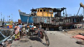 Mueren 18 personas al hundirse su barco en India