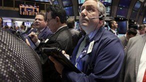 Wall Street cierra a la baja por reporte pesimista de la Fed