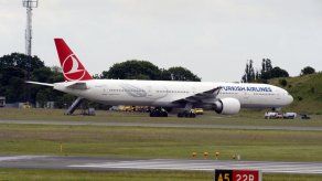 Bolso de cámara causa alarma por bomba en avión