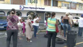 Moradores de Colón exigen solución por aguas servidas