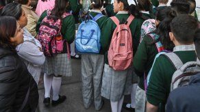 Nuevo ciclo escolar en México revive polémica de uso del pantalón para niñas