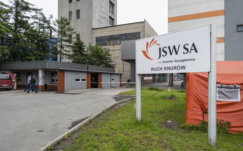 Trabajadores mineros llegan a la mina de carbón Ruch Zofiowka perteneciente a la empresa minera Jastrzebska Spolka Weglowa SA (JSW SA) en Jastrzebie Zdroj