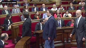 Puigdemont asume mandato independentista pero pide suspenderlo para dialogar