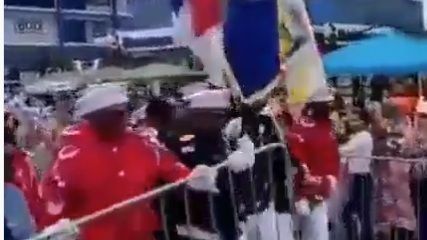 Bomberos derribaron vallas durante desfile en Colón, entidad investiga