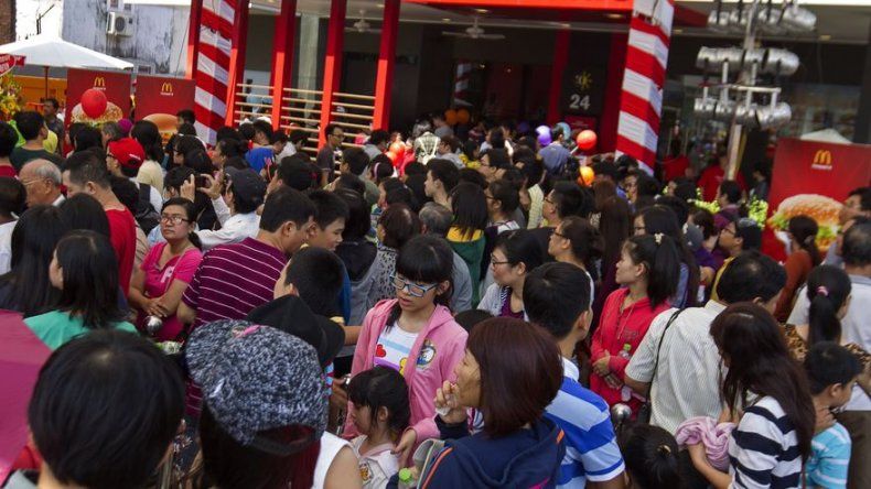 Cientos de vietnamitas forman fila para probar el primer McDonalds del país