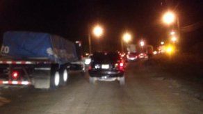 Camión averiado provoca tranque descomunal en la Vía Centenario