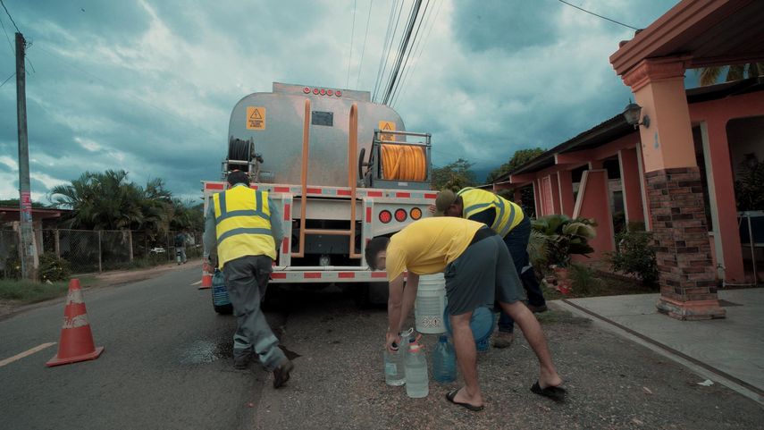 Naturgy distribuye agua segura durante la emergencia en Azuero.