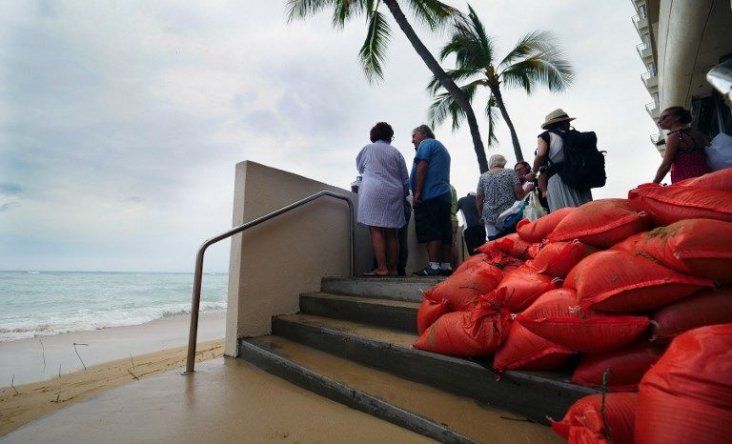Rescatan a turistas tras impacto de huracán en Hawai