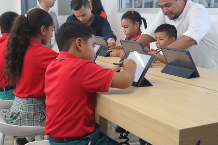 Escuela Ernesto T. Lefevre estrenan aula interactiva