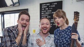 Taylor Swift actúa por sorpresa en un bar de Los Ángeles