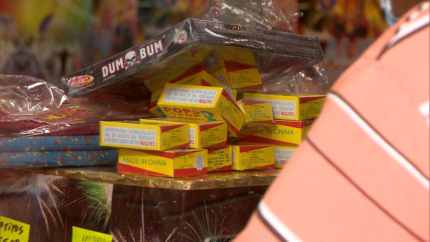 Está prohibida la venta de pirotecnia a los niños.