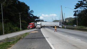 Camión articulado y auto pick up chocan sobre la vía Centenario en dirección a Panamá Oeste