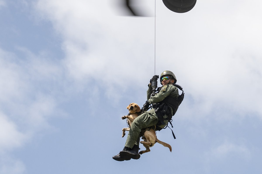 Agente panameño es fotografiado durante los ejercicios Panamax-Alpha.