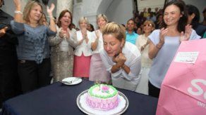 Rompen protocolo en el Palacio para cantarle el cumple a la Primera Dama