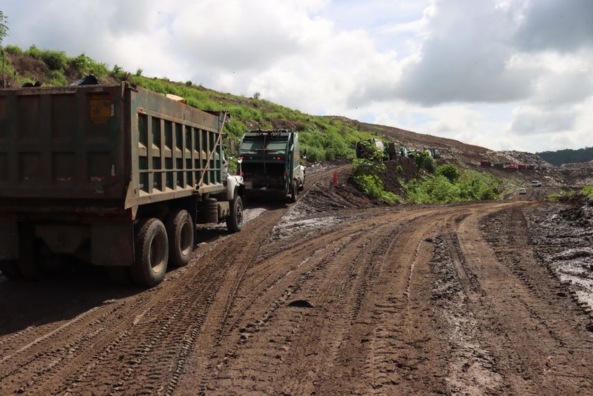 Camiones compactadores de basura en Cerro Patacón.