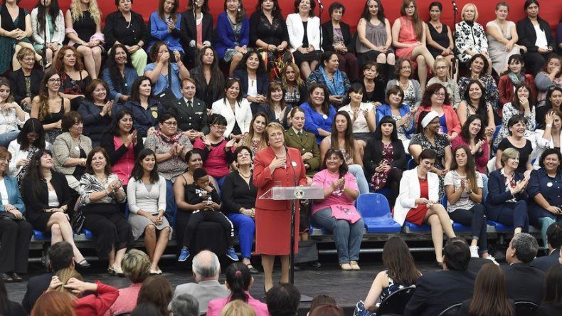 Las mujeres tenemos derecho a tomar decisiones, dice Bachelet sobre aborto