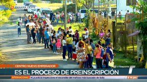 Padres de familia forman largas filas para conseguir cupos para sus hijos