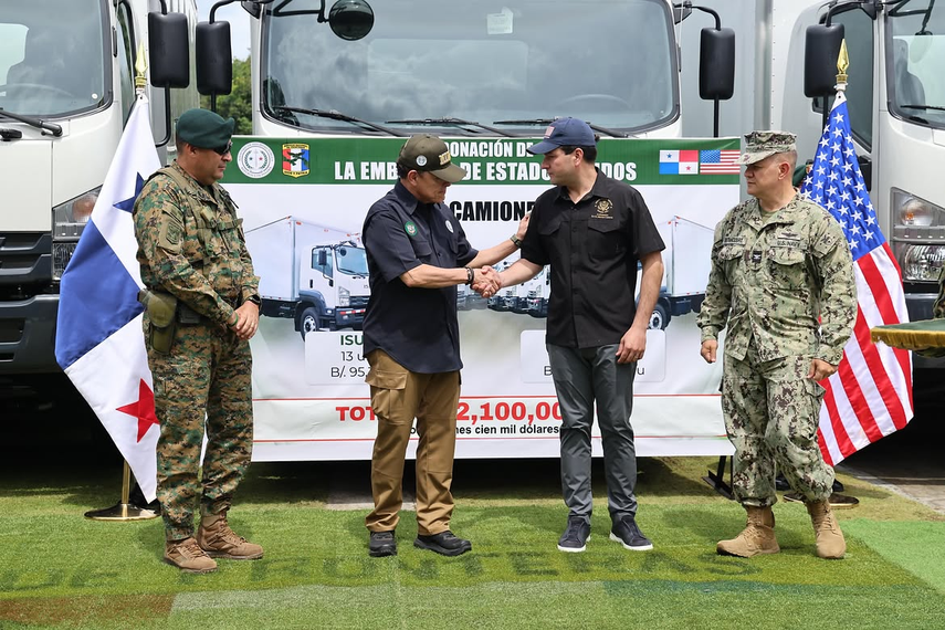 Estados Unidos entrega 17 camiones al SENAFRONT.&nbsp;