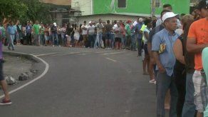 Por tercer día panameños acuden a Naviferias para comprar jamones