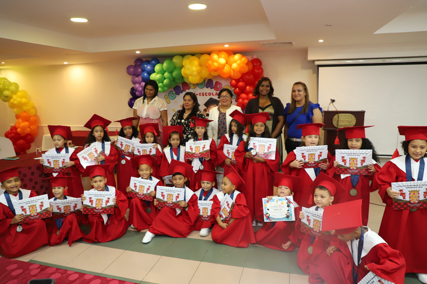 Niños del CEDI reciben certificados de graduación
