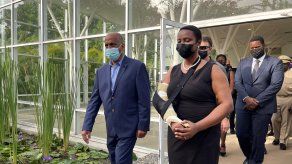 Martine Moise (c), viuda del presidente haitiano, Jovenel Moise, en Puerto Príncipe (Haití).