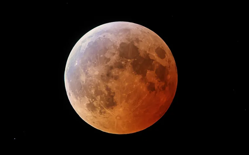 Captura del eclipse lunar total sobre el Observatorio Nacional de Kitt Peak (Estados Unidos) el 8 de noviembre de 2022. Durante un eclipse de este tipo, el satélite terrestre no se oscurece por completo, pero adquiere un tinte rojizo. Captura del eclipse lunar total sobre el Observatorio Nacional de Kitt Peak (Estados Unidos) el 8 de noviembre de 2022. Durante un eclipse de este tipo, el satélite terrestre no se oscurece por completo, pero adquiere un tinte rojizo.