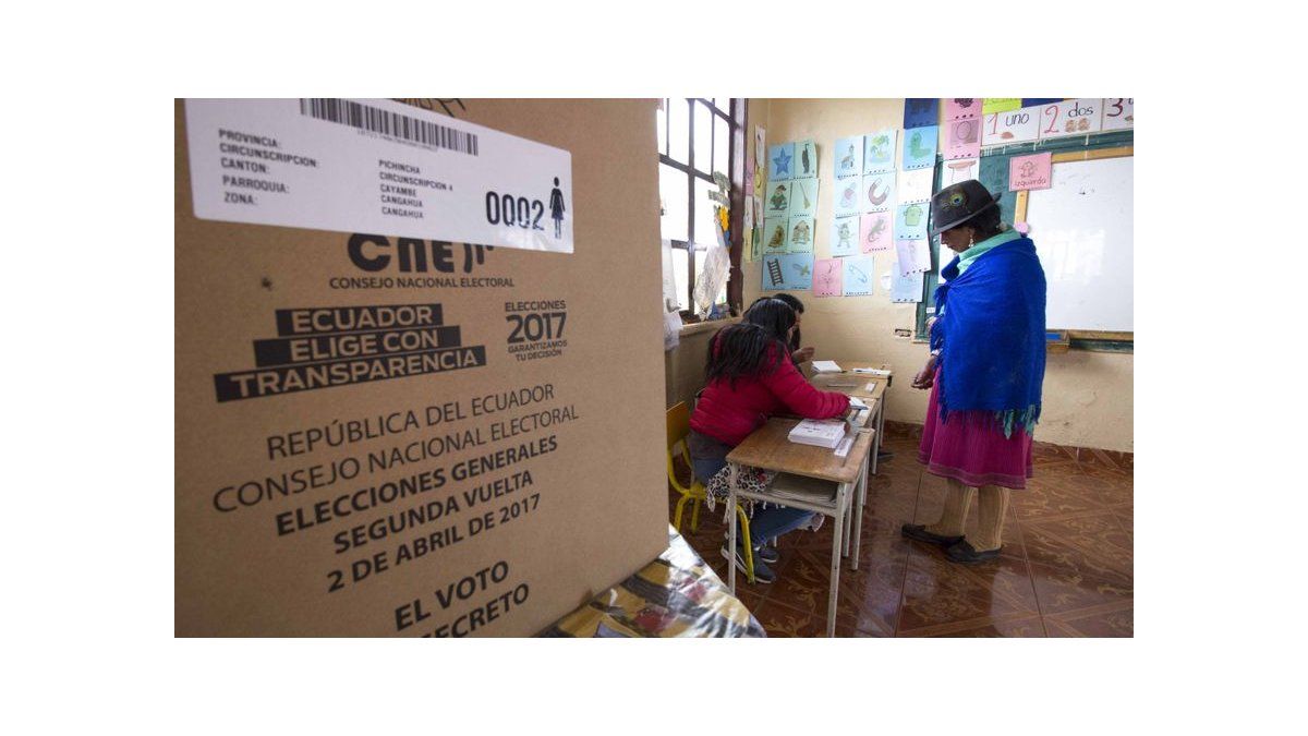 CNE reporta normalidad en instalación de mesas de votación en Ecuador