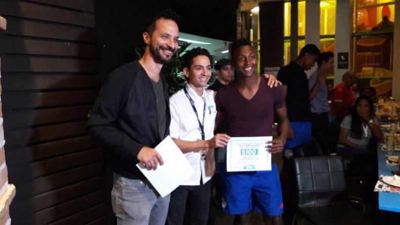 Pizzería beca a futbolistas de la Sub 17 tras caso de discriminación