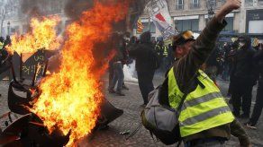 París limpia Campos Elíseos tras protesta chalecos amarillos