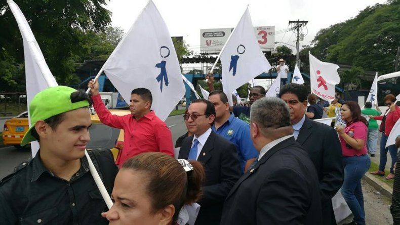 Estudiantes y administrativos de la UP realizan volanteo, piden respeto a autonomía