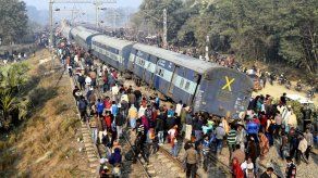 Tren descarrila en el este de India causando 7 fallecidos